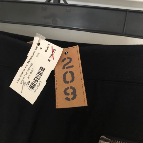 NWT mini skirt - Picture 3 of 3